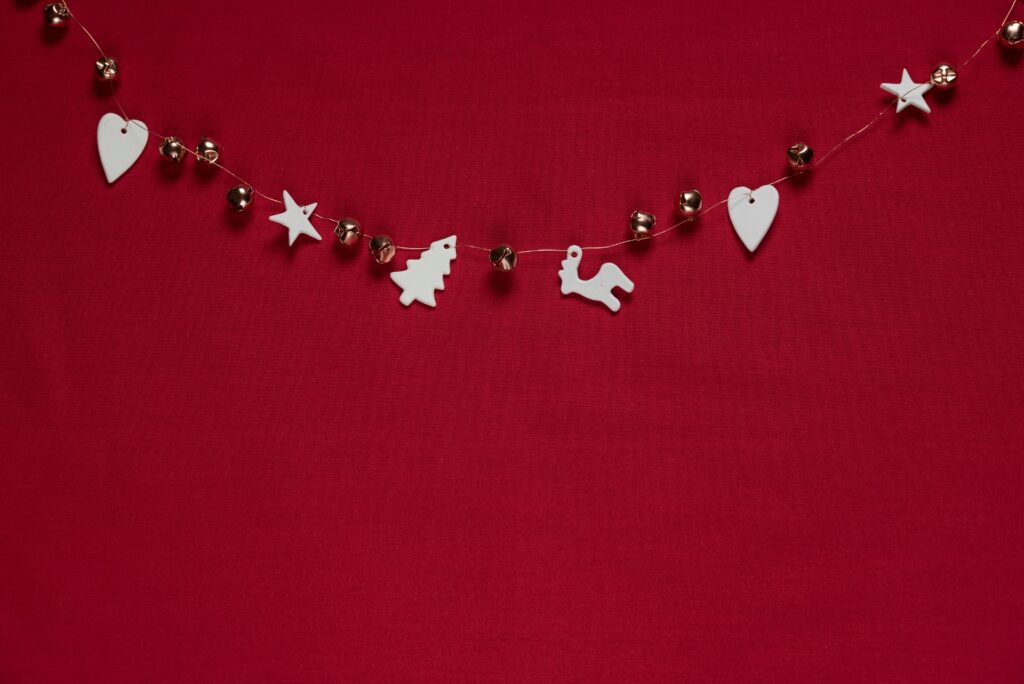 Vánoční dárek, který pomůže od bolesti, i když montujete stromek? Ergonomický polštář! 1 joanna kosinska 1t4ntnl324 unsplash