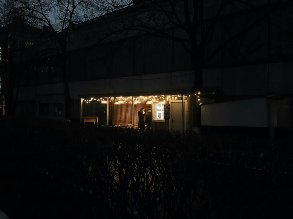 Vánoční dárky pro tátu: Brýle, co vypínají svět i stres. 1 maxim shklyaev 8sxq0awno6i unsplash