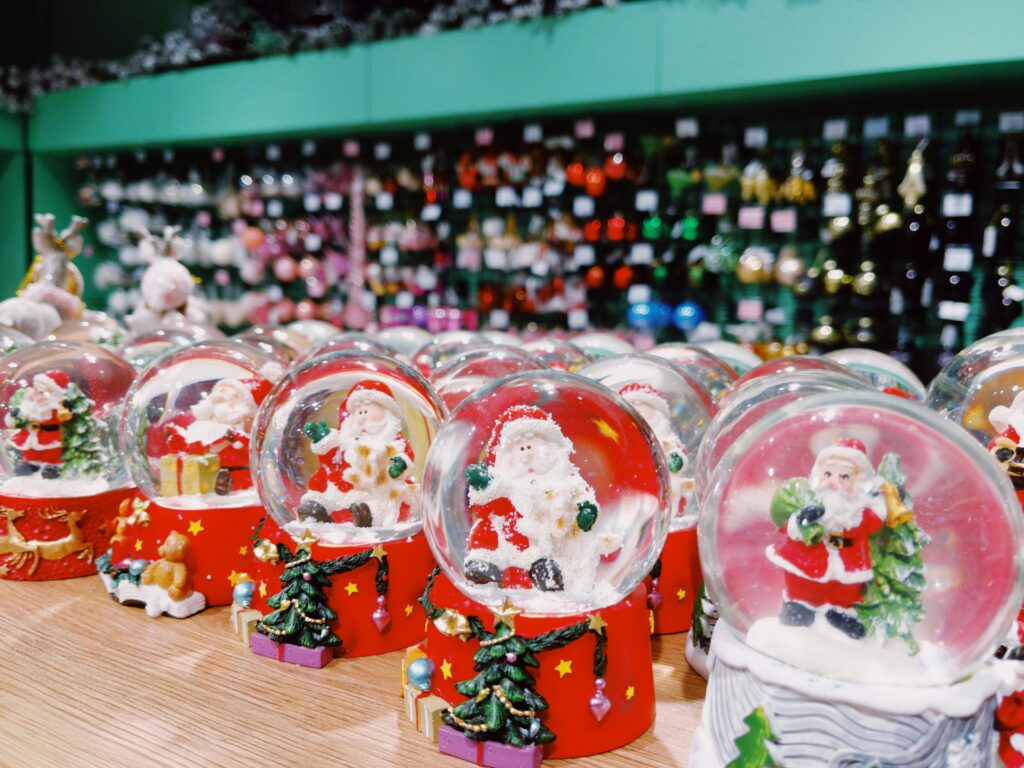 Brýle, které jsou teď všude – a pod stromečkem je chtějí všichni! 2 igor karimov v4h4pblaa g unsplash 1