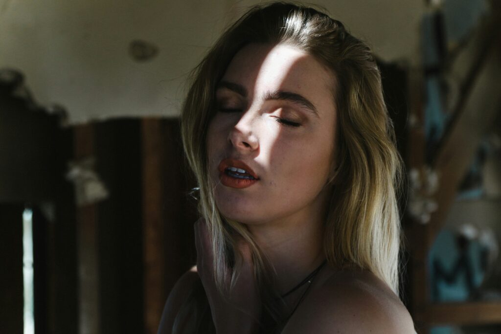 Temné, chladné a tiché: Spánkové prostředí Scarlett Johansson 3 jeremy bishop ciy2dfqesi unsplash