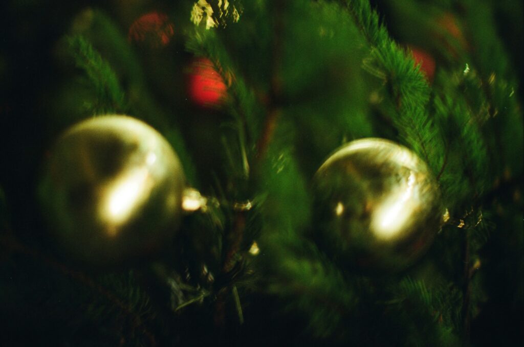 Brýle, které nosí ajťáci, modelky i Santa 3 tanya barrow fjiempnubfa unsplash