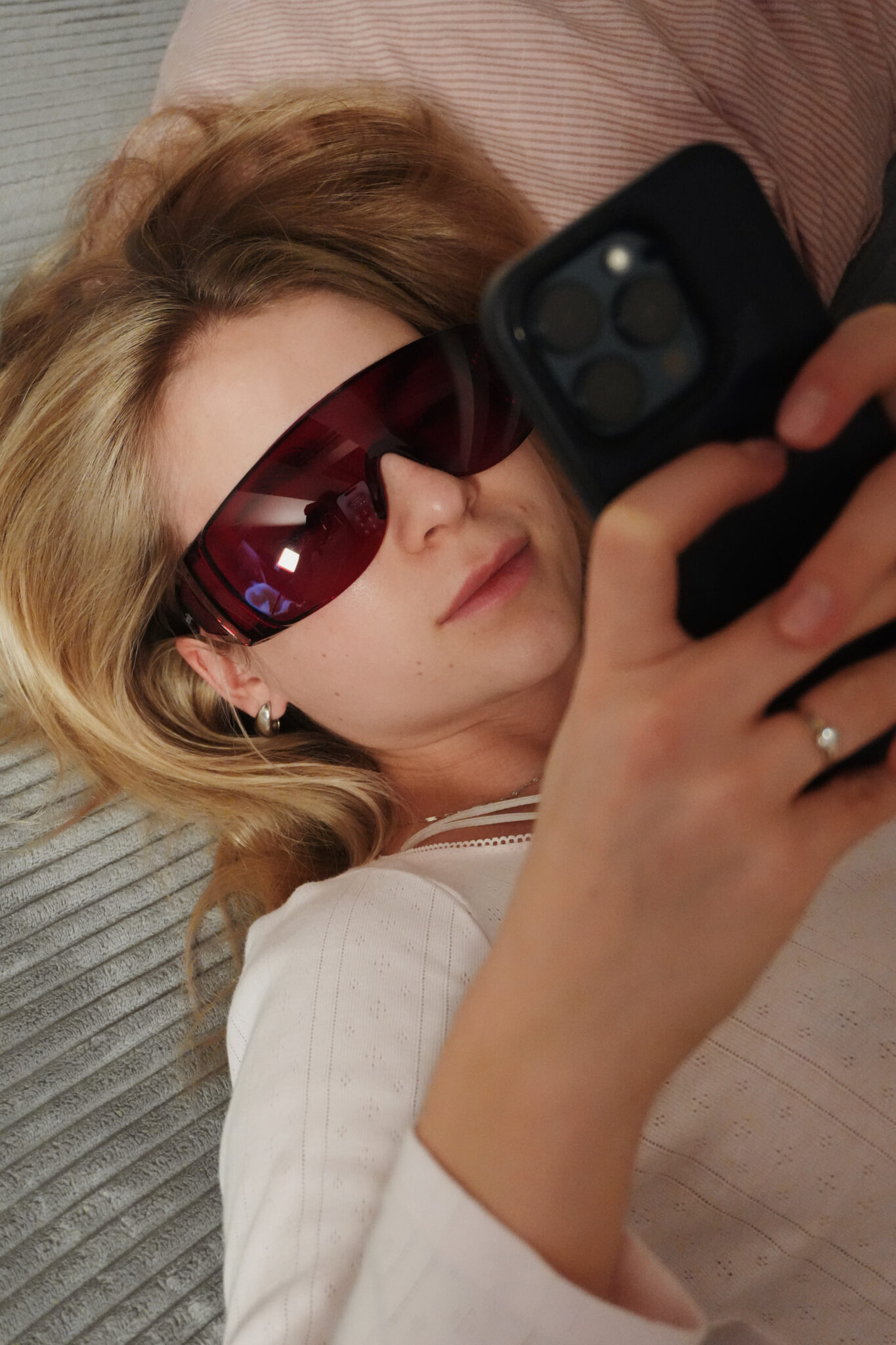 charles clovek tmave cervene