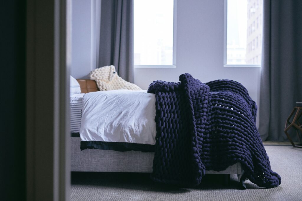 Zátěžová deka není jen trend ze sociálních sítí. Psychologové vysvětlují proč 3 bearaby f42o5xamoni unsplash