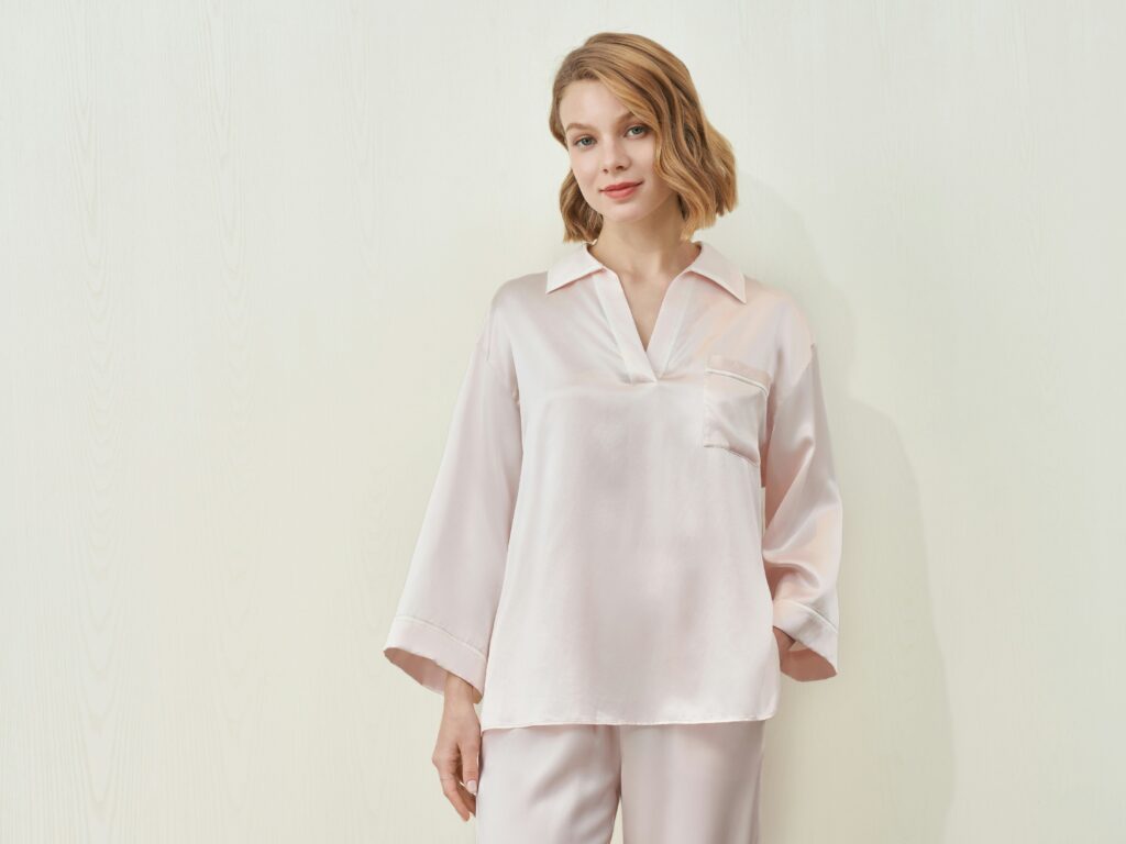 Ženy přiznávají, že se jim v hedvábném pyžamu spí úplně jinak 3 manito silk 77gnzbkynpm unsplash