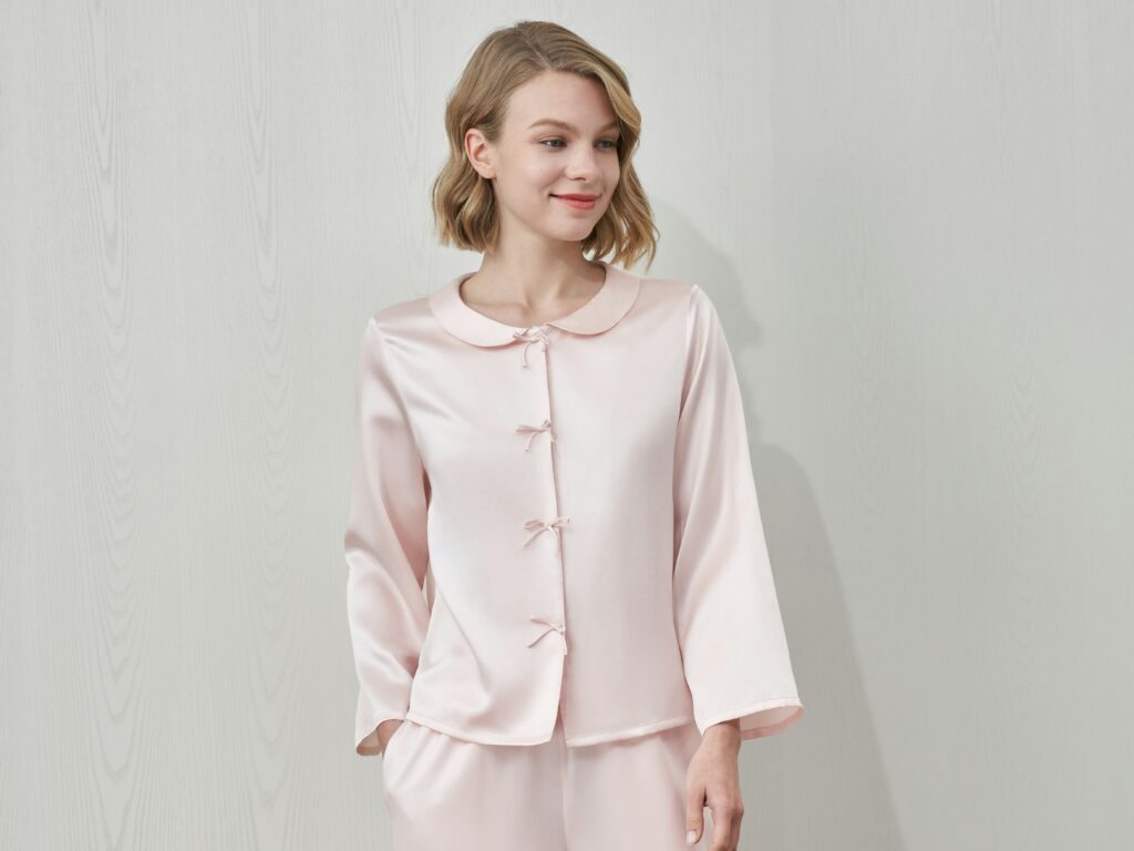 Ženy přiznávají, že se jim v hedvábném pyžamu spí úplně jinak 1 manito silk bzfve8uuf8c unsplash