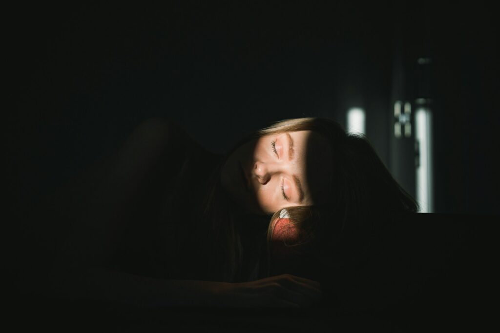 Jak stres a úzkost ovlivňují schopnost usnout 3 andrey svistunov xexutl aezw unsplash