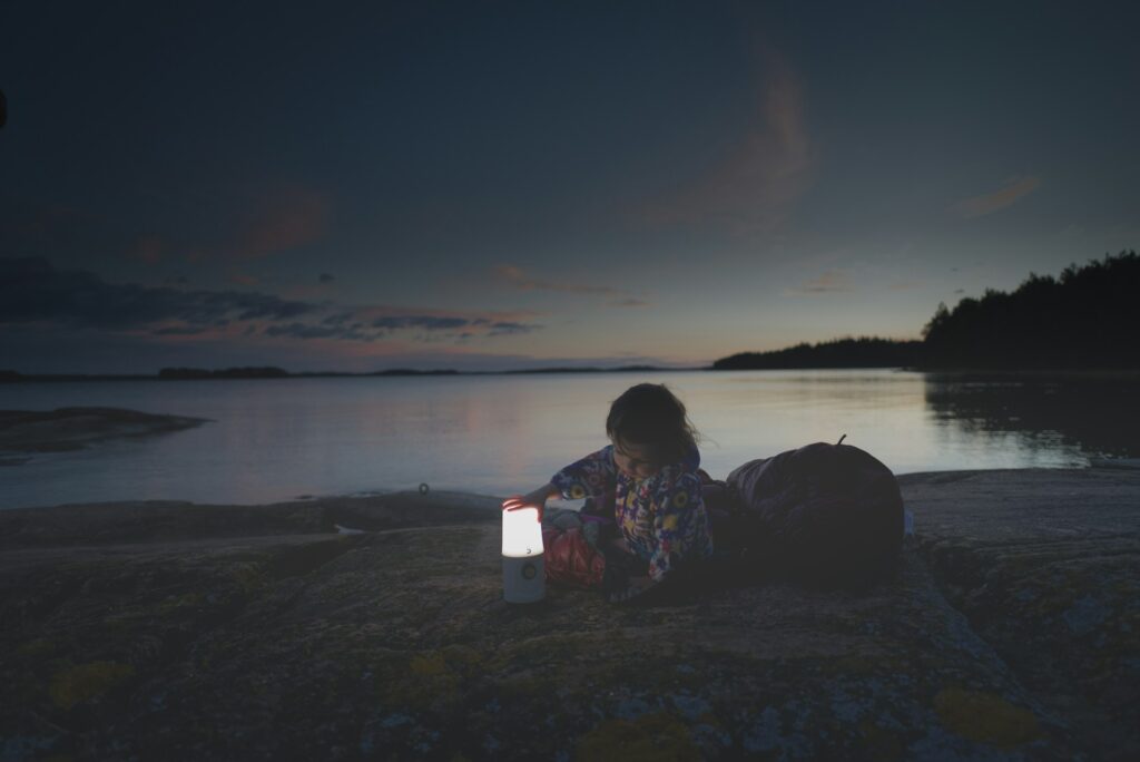 Kempování s dětmi: Jak zajistit klidnou noc celé rodině? 2 lucas canino zqiv3d bbca unsplash