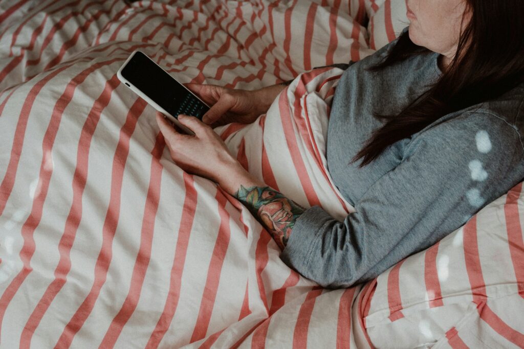 Večerní rutina bez mobilu: Jak omezit modré světlo a zlepšit usínání 3 annie spratt 1u7gl1fbhcc unsplash