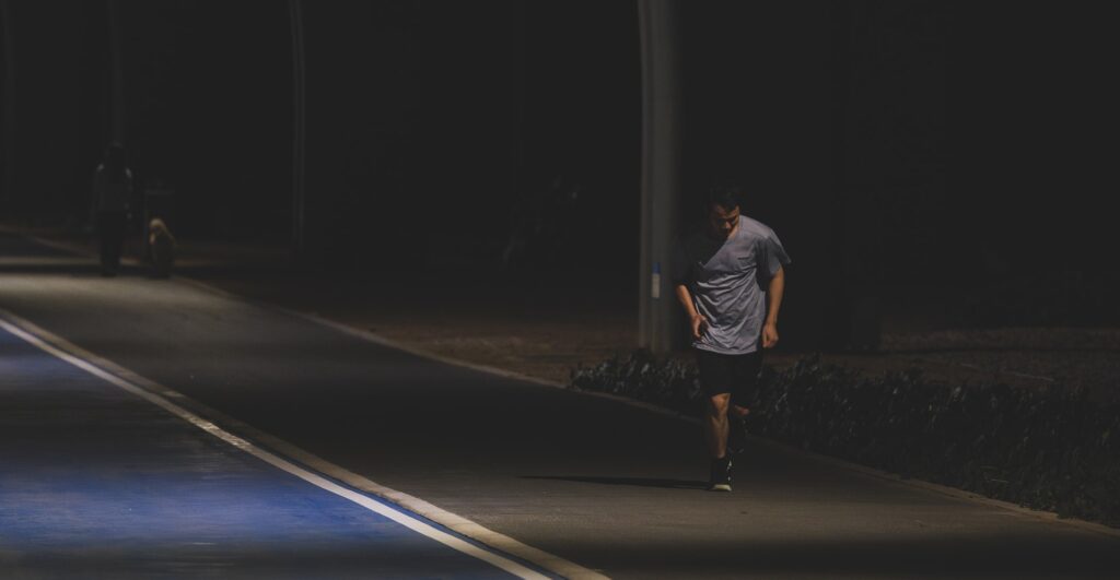 Odhalili jsme, proč vám večerní běh může ničit spánek – a kdy naopak zázračně pomáhá 1 bobbi wu r73hitz9e7m unsplash