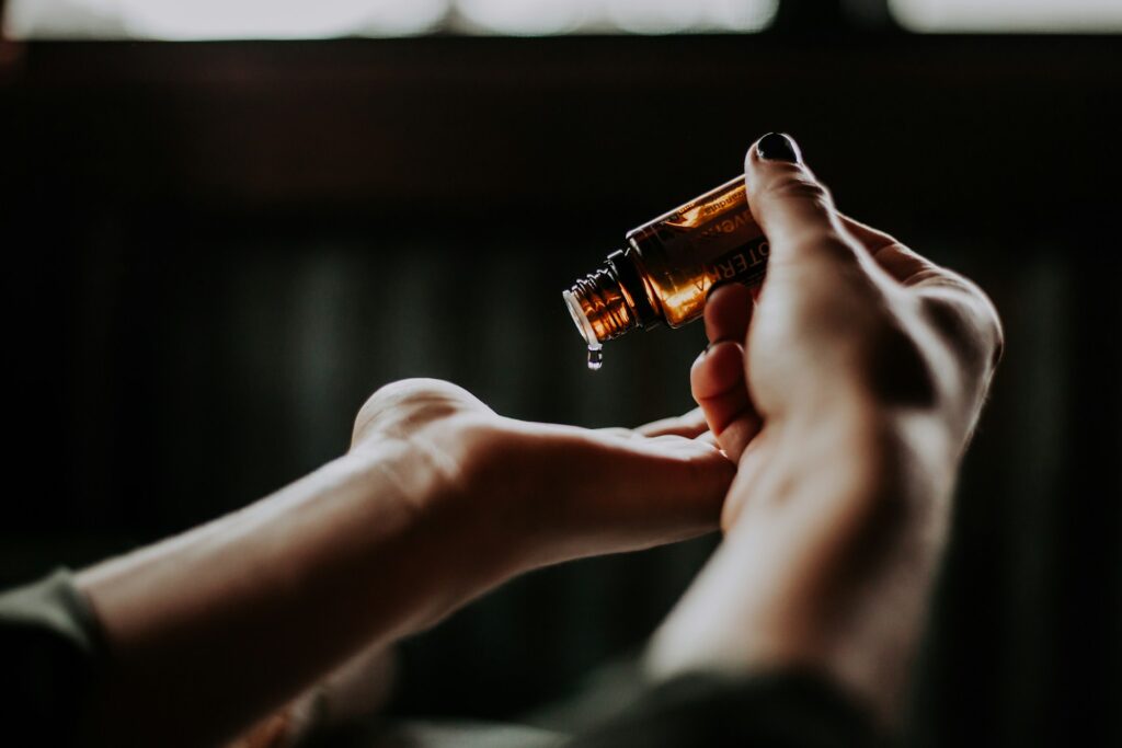 Odhalili jsme tajemství levandulového oleje: Jak jedna kapka může změnit váš spánek navždy 4 christin hume 0mof fe0w0a unsplash