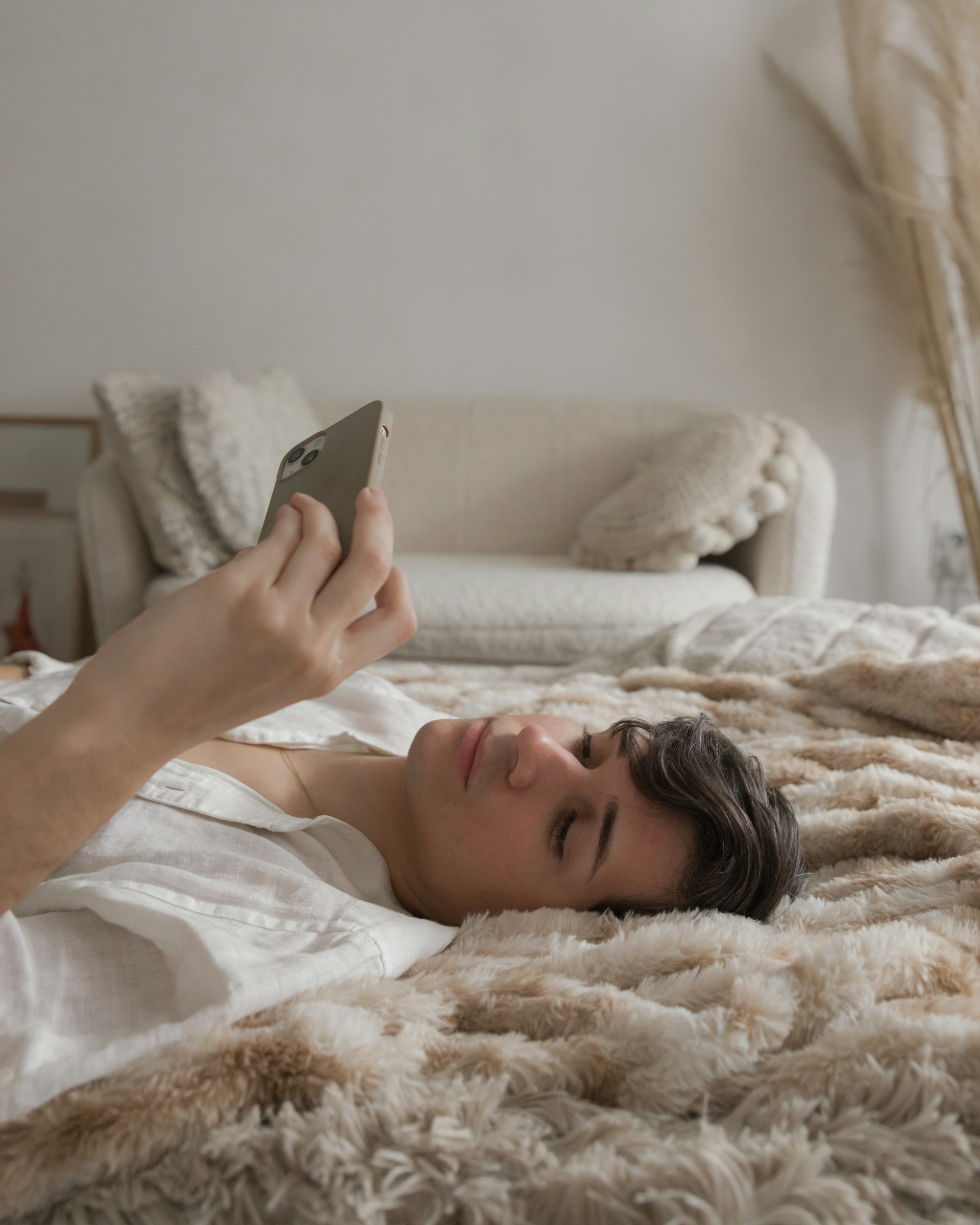 Večerní rutina bez mobilu: Jak omezit modré světlo a zlepšit usínání 1 jovan vasiljevic tvzpzdel3ii unsplash