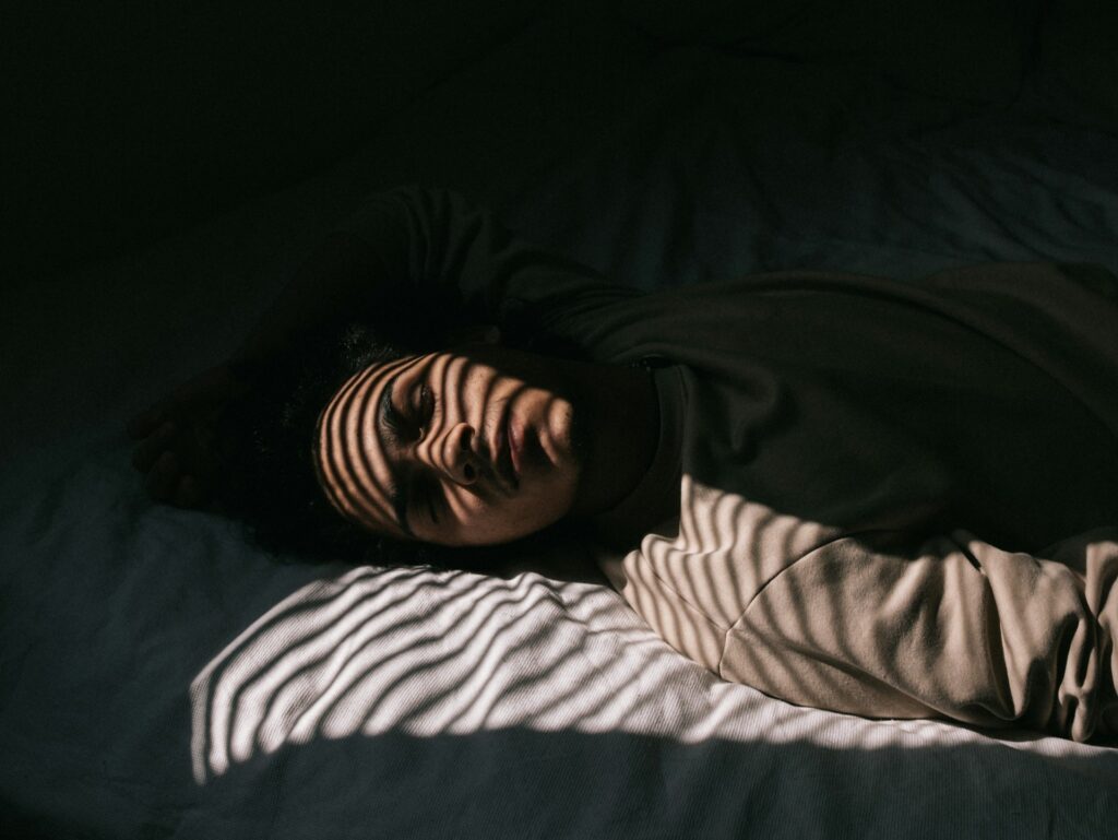 Jak spánek a správná poloha pomáhají zmírnit chrápání a apnoe během noci 3 kevin quintino lxz voi4zno unsplash 2