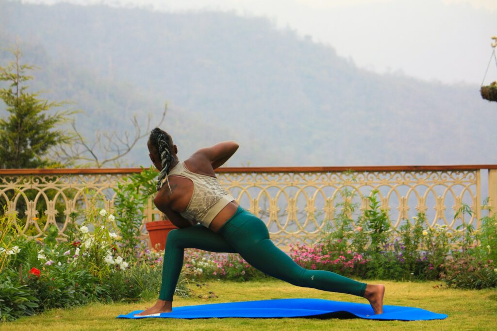 Sport a spánek: Kdy cvičení zlepšuje kvalitu REM fáze a kdy ji ničí 3 rishikesh yogpeeth nhjxngi 5d4 unsplash
