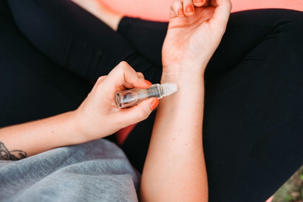 10 aroma olejů, které vám změní noc: Přírodní cesta k hlubokému spánku 4 yogandha oils r8lltpckew4 unsplash