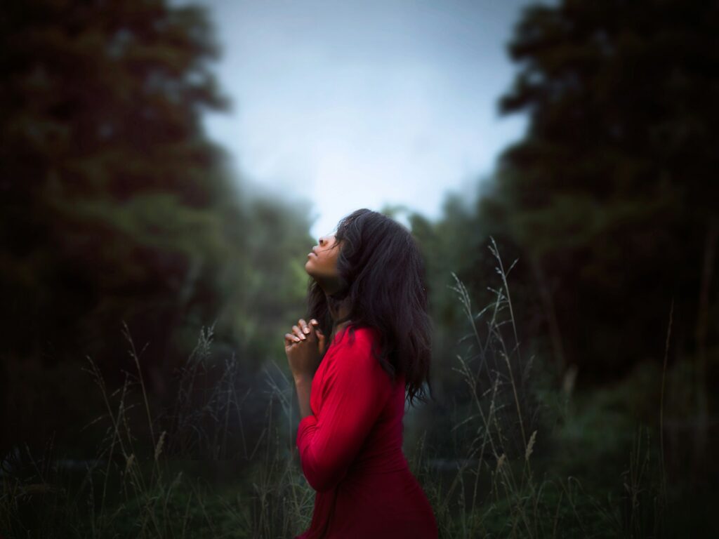 Modlitba před spaním jako psychologický hack? Co se děje ve vaší hlavě, když „mluvíte do tmy“ 2 diana simumpande abrc7x4 gly unsplash