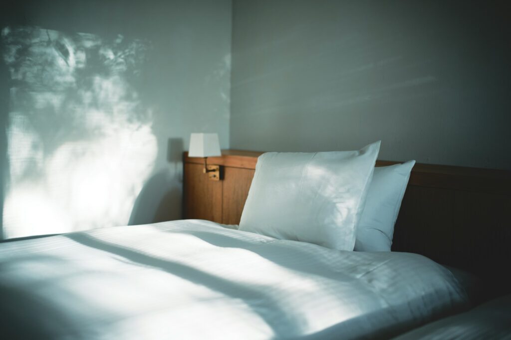 Spánek v hotelu: Co dělají jinak, že se někde vyspíte skvěle a jinde vůbec 2 hiroshi kimura pxplexh2m7s unsplash
