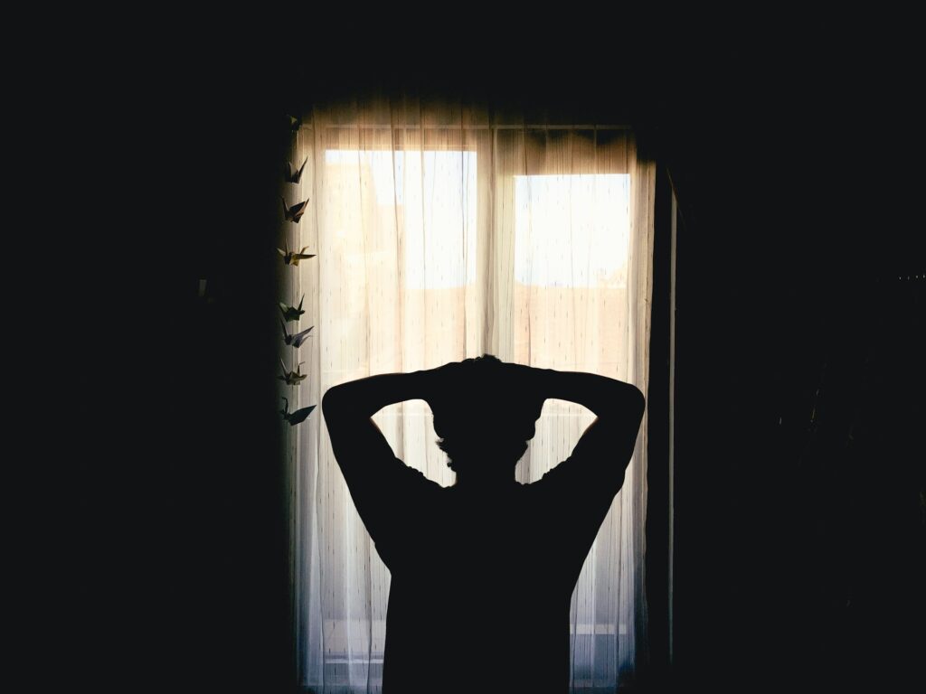 Noční tiky, škubání a podivné pohyby: Normální věc, nebo varování? 1 husam el haq 6tlcr ol ls unsplash