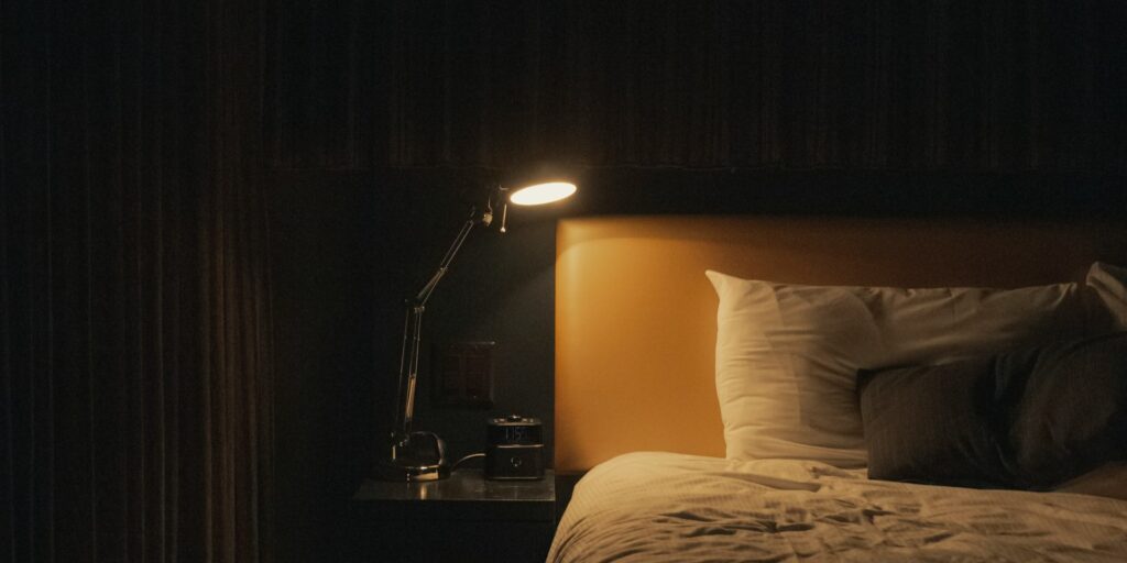 Světlo večer ničí melatonin – ale tady je trik, jak ho obejít 3 jp valery f2srbdv9swk unsplash