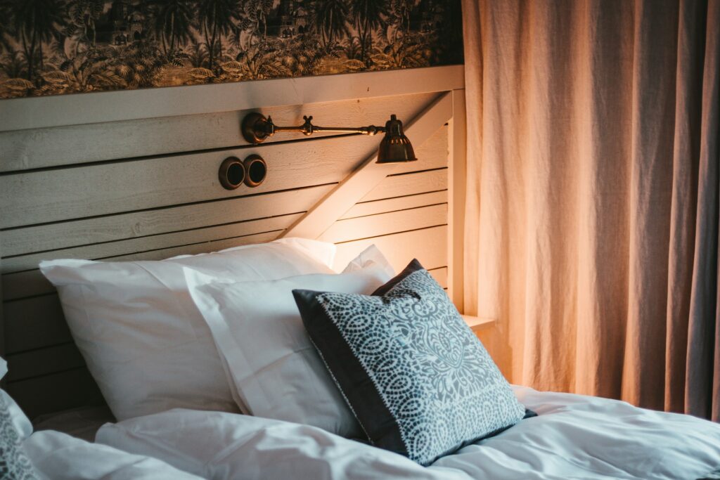 Spánek v hotelu: Co dělají jinak, že se někde vyspíte skvěle a jinde vůbec 3 julian hochgesang nqzv8jtwlty unsplash