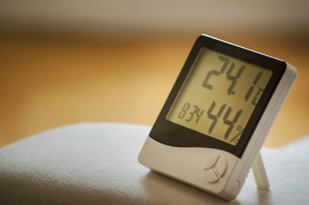 Proč vám klimatizace ničí spánek víc než horko 3 kaffeebart uufh5odvjtc unsplash