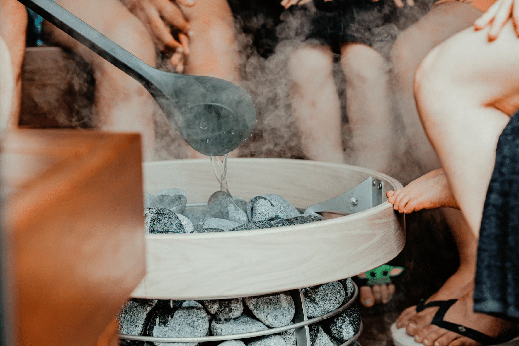 Klasická finská sauna prohřeje svaly při teplotě 80–90 °C, uvolní napětí a zlepší pružnost svalů. 