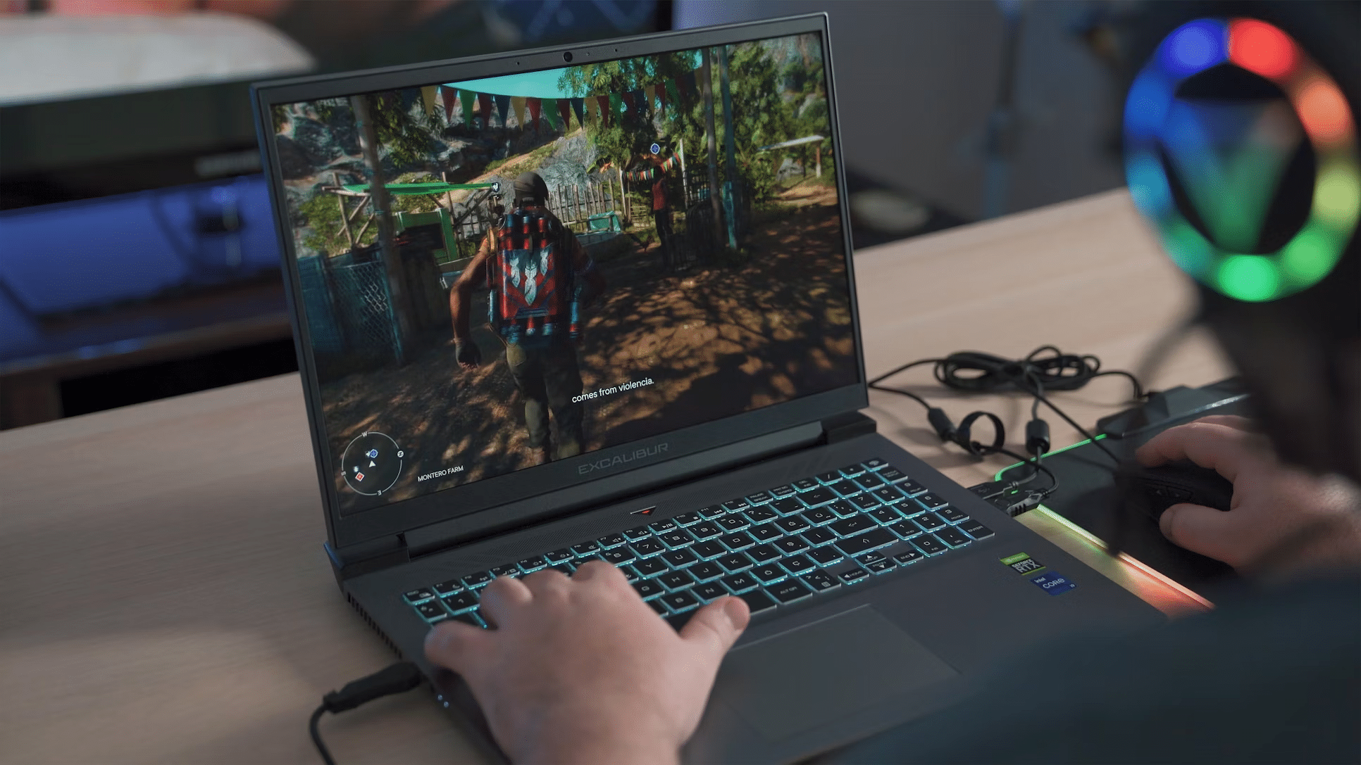 Špatná ergonomie pracovního prostředí, příliš nízko položený monitor či chybějící opora pro záda a paže způsobují nadměrné zatížení krční páteře a svalů.
